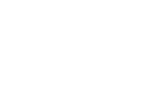 Weißes Logo „Christos Cava®“ auf schwarzem Hintergrund, darunter der Schriftzug „Griechische Wein ist mehr als ein Lied“